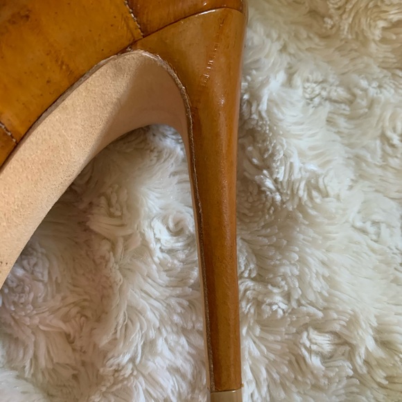 Classic Sergio Rossi heel with matching purse. - Picture 9 of 9